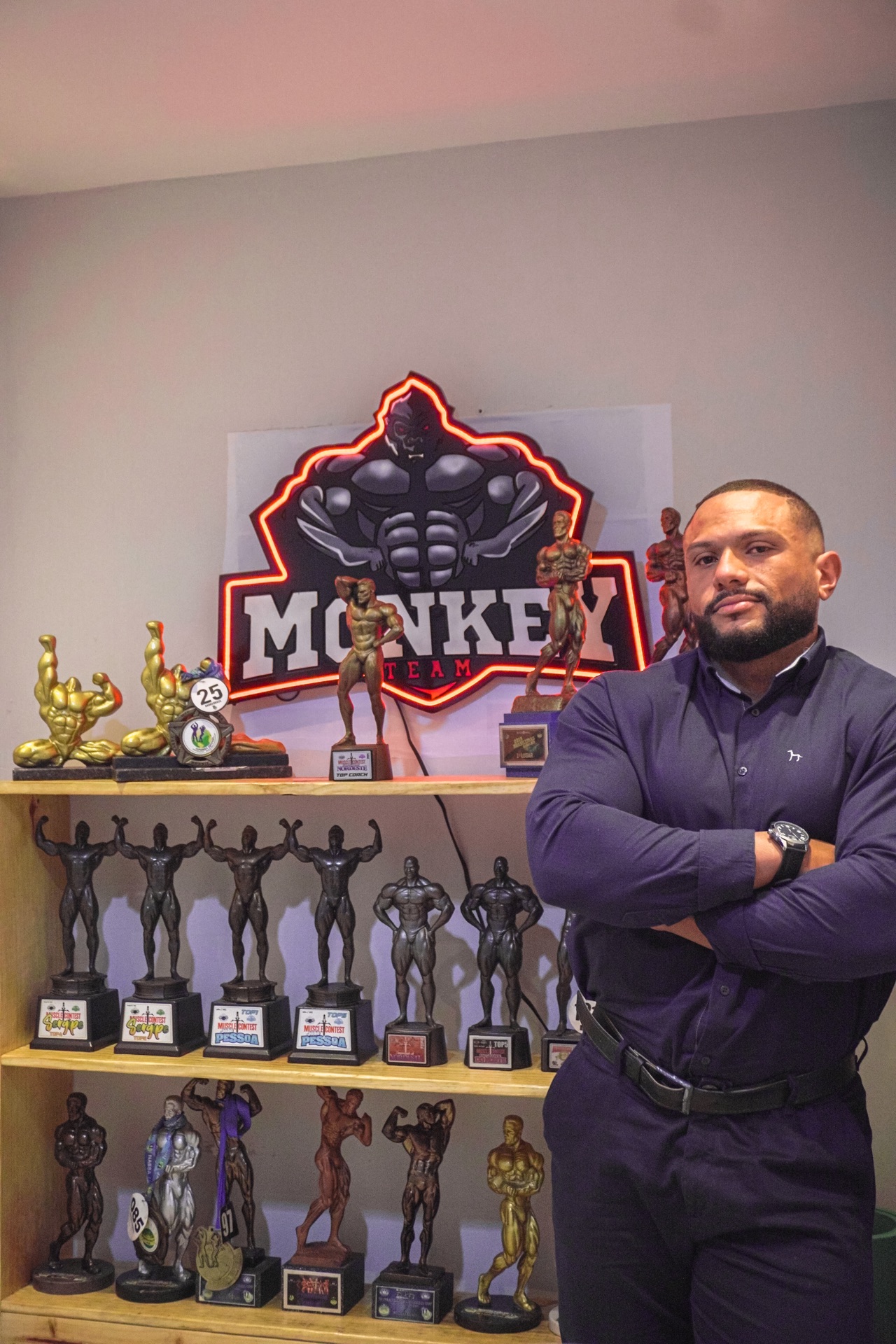 Matheus Rodrigues — escritório com prateleira de troféus